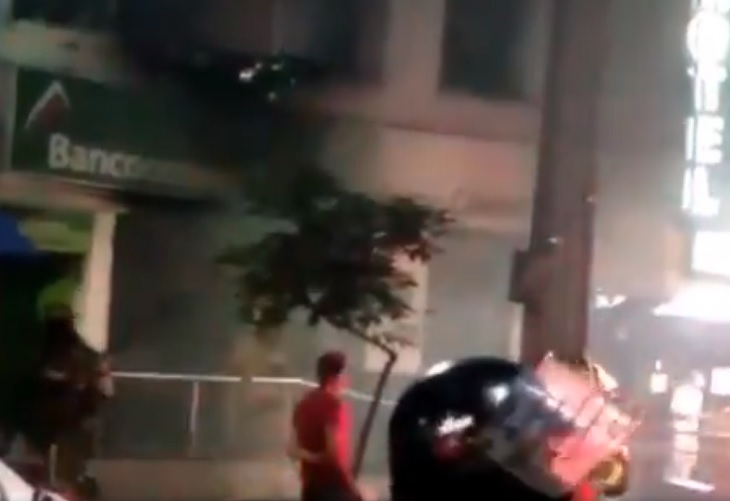 Bancoomeva y el BBVA fueron incendiados en Medellín