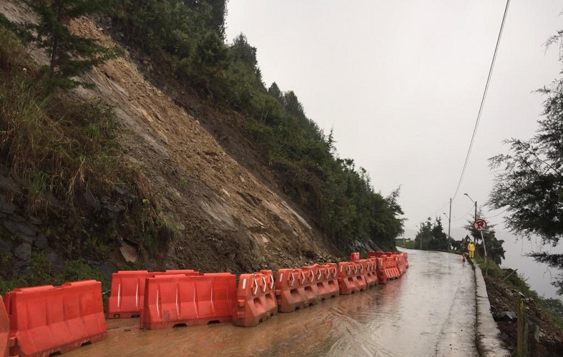 Cerrada la vía Medellín – Santa Elena por caída de rocas