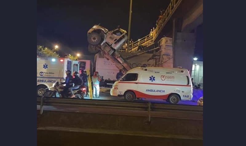 Volqueta se atascó en puente de la Avenida Boyacá con 53