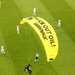 Activista de Greenpeace pierde el control del paracaídas y cae en el Allianz Arena