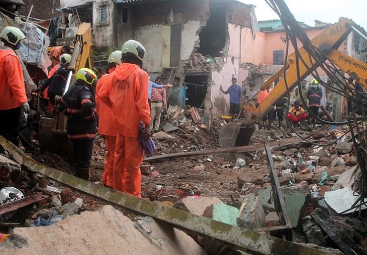 Al menos once muertos al caer un edificio sobre otro en Bombay