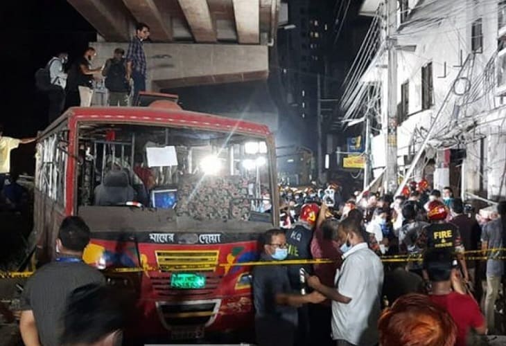 Al menos siete muertos y 52 heridos en explosión en edificio de Bangladesh