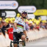 Alaphilippe remata el primer maillot amarillo en un estreno caótico