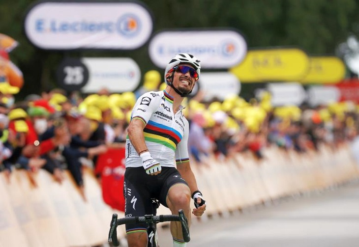 Alaphilippe remata el primer maillot amarillo en un estreno caótico