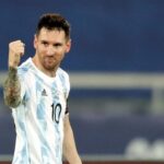 Argentina y Chile empatan en el debut con goles de Messi y Vargas