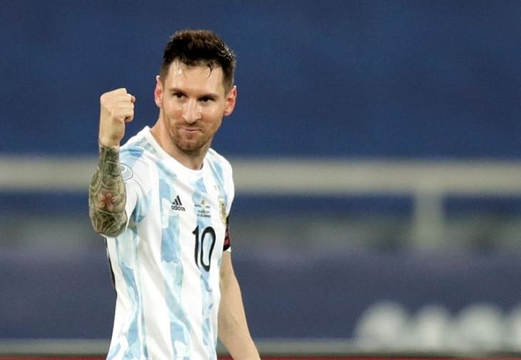 Argentina y Chile empatan en el debut con goles de Messi y Vargas