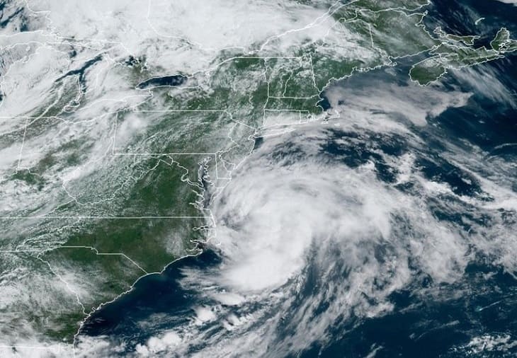 Claudette, de nuevo tormenta, avanza con viento y lluvia hacia el Atlántico