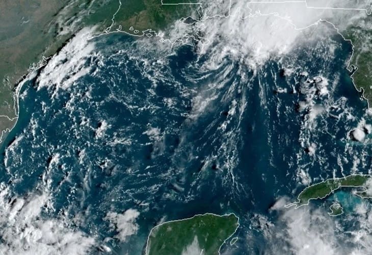 tormenta Danny, dos ondas tropicales enfilan hacia el Caribe
