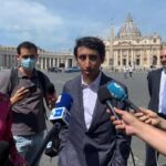 Egan Bernal feliz por conocer al Papa, a quien regala una bicicleta
