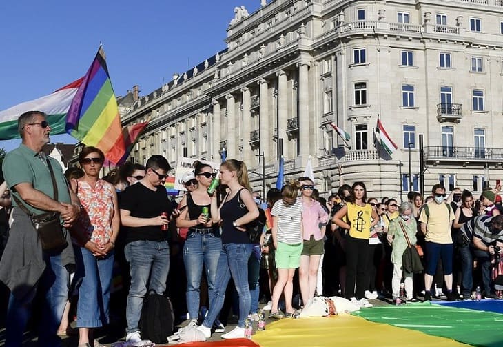 El Parlamento húngaro prohíbe hablar de homosexualidad en las escuelas