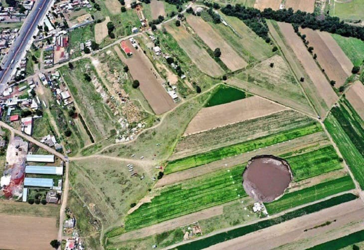 El socavón del centro de México supera los 120 metros y engulle a dos perros 1