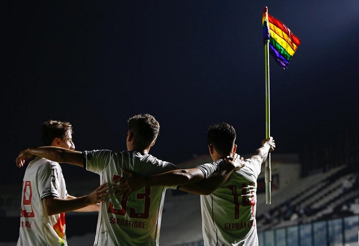 Germán Cano ondeó la bandera del orgullo gay tras anotar con Vasco