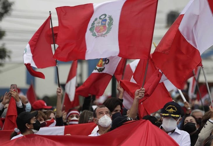 Militares retirados de Perú reivindican una carta que sugiere un golpe de Estado