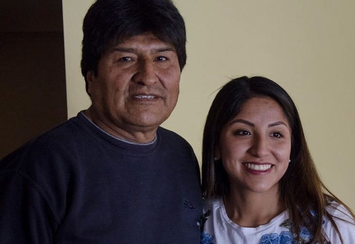 Polémica en Bolivia porque la hija de Evo Morales se vacunó antes de tiempo