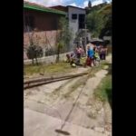 Policías se estrellan y les cae encima un poste en Barbosa, Antioquia
