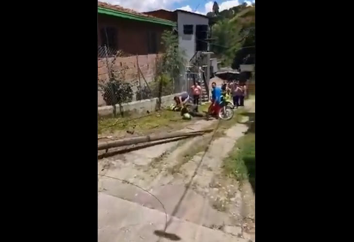 Policías se estrellan y les cae encima un poste en Barbosa, Antioquia
