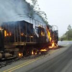 Un vehículo que transportaba Drywall fue incinerado en una vía de Yarumal