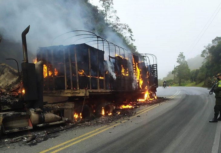 Un vehículo que transportaba Drywall fue incinerado en una vía de Yarumal