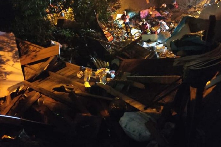 Adolescente queda atrapada en casa derrumbada en barrio Villatina de Medellín
