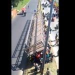 Estructura metálica fue volcada por manifestantes cerca a estación Ayurá