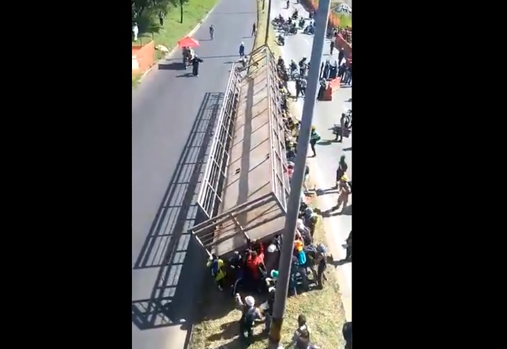 Estructura metálica fue volcada por manifestantes cerca a estación Ayurá