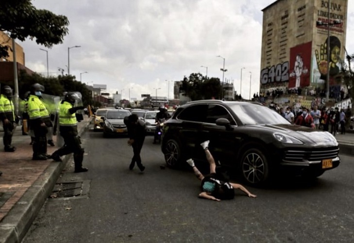 VIDEO: Camioneta arrolla a manifestante del paro en Héroes en Bogotá