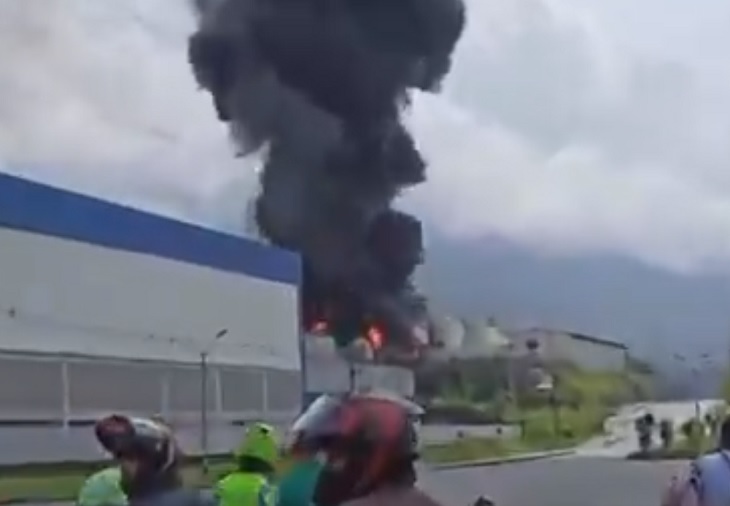 Se queman las bodegas de INVESA en sector peaje Trapiche en Girardota