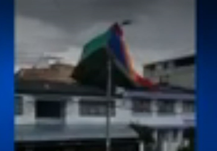 Un inflable voló el El Sosiego y dejó a una niña en un tejado