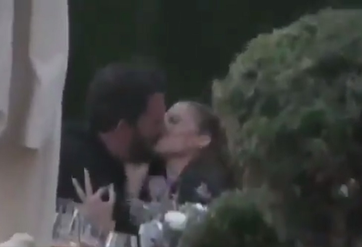 Video de besos entre Jennifer López y Ben Affleck en Malibu
