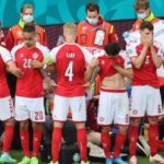 Jugadores de Dinamarca protegen a Eriksen mientras lo reaniman