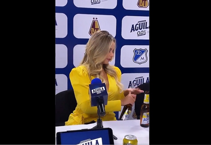 Melissa Martínez y su particular forma de destapar las botellas de cerveza
