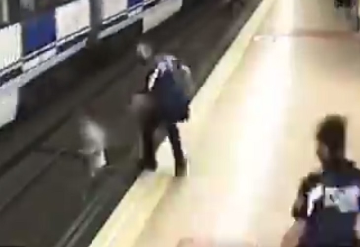 Así evitaron el suicidio de una chica en el metro de Lavapiés