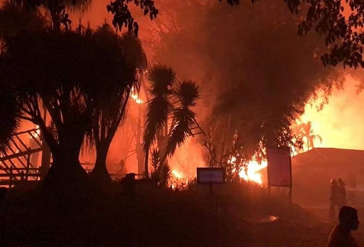 Impresionante incendio causó la caída de un rayo en el Parque Panaca