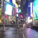 Un hombre pasó en una patineta voladora por Times Square