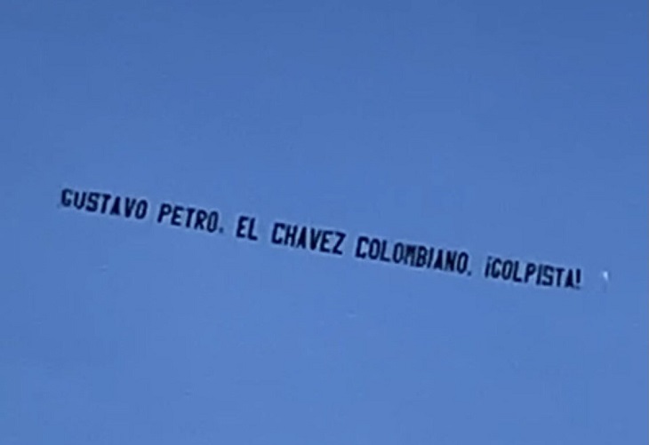 'Petro, el Chávez colombiano': mensaje de avioneta que sobrevoló la Florida