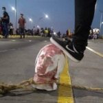 Joven pisa cabeza de Colón derrumbada con sus zapatillas Nike