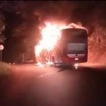 Queman vehículos en vía Tarazá a Puerto Valdivia, Antioquia