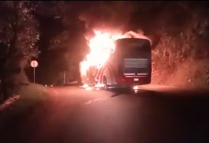 Queman vehículos en vía Tarazá a Puerto Valdivia, Antioquia