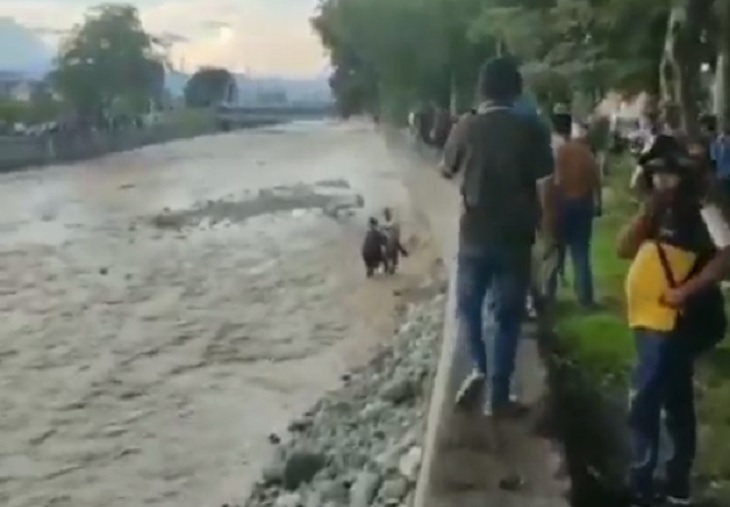 Padre rescata a su hija de 7 años del río Tuluá en Colombia