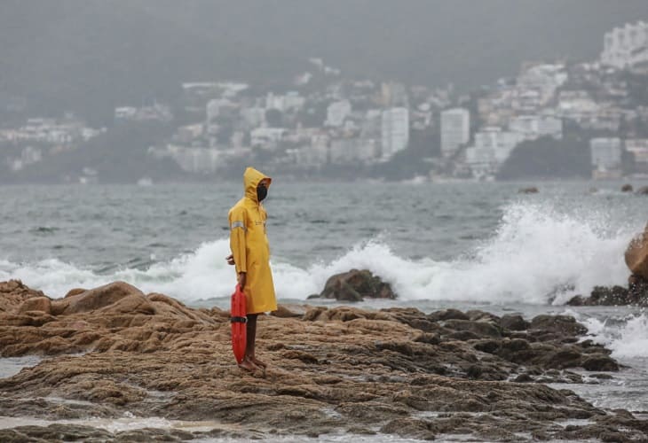 La tormenta Dolores toca tierra en la costa mexicana del Pacífico