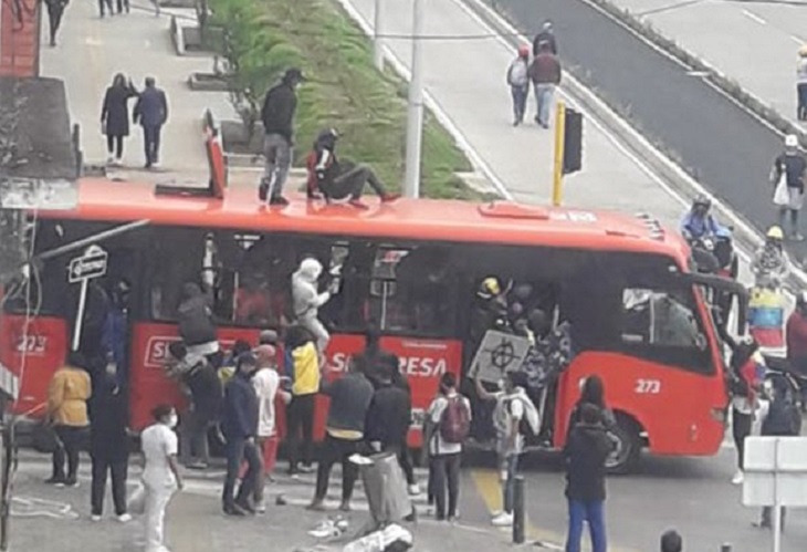 Queman y vandalizan buses en jornada de protestas del 28J en Pasto