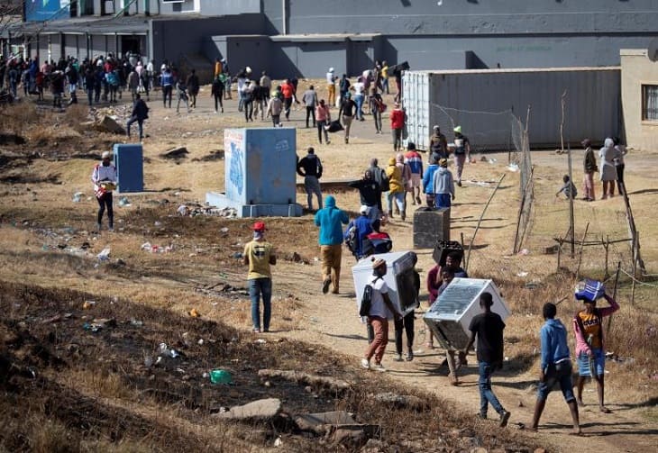 Al menos 6 muertos y 200 detenidos en una ola de violentas protestas en Sudáfrica