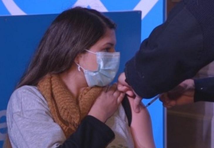 Argentina inmuniza con una dosis a medio país y quiere acelerar la segunda