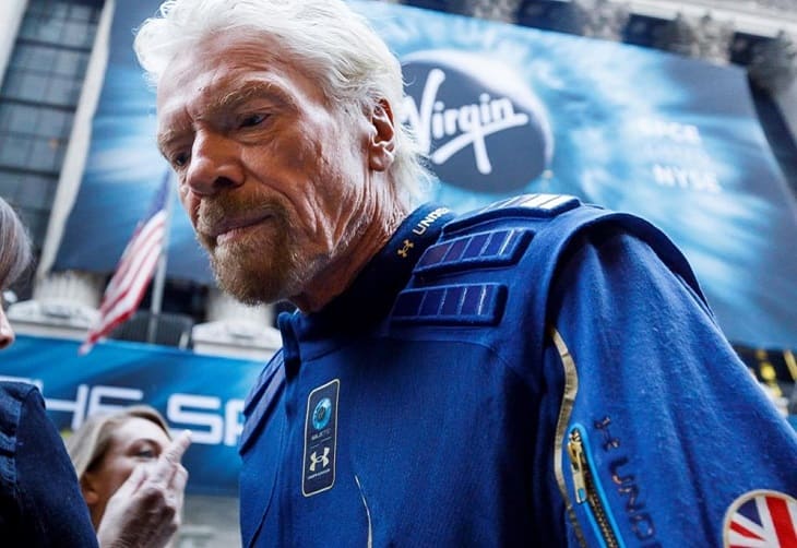 El avión de Virgin Galactic con Richard Branson a bordo alcanza el espacio