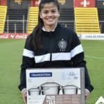 Dahiana Bogarin posa con ollas como regalo en fútbol femenino
