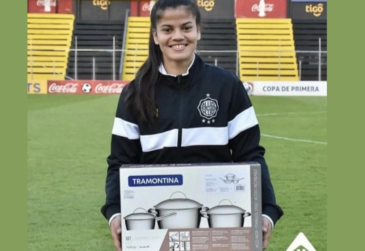 Dahiana Bogarin posa con ollas como regalo en fútbol femenino