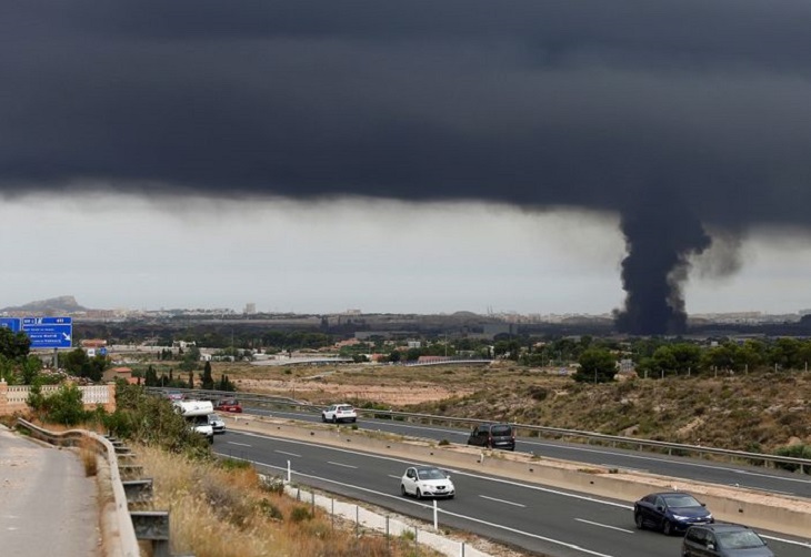 El fuego destruye una fábrica de cauchos en San Vicente del Raspeig