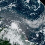 El huracán Elsa se intensifica en su avance por el este del Caribe