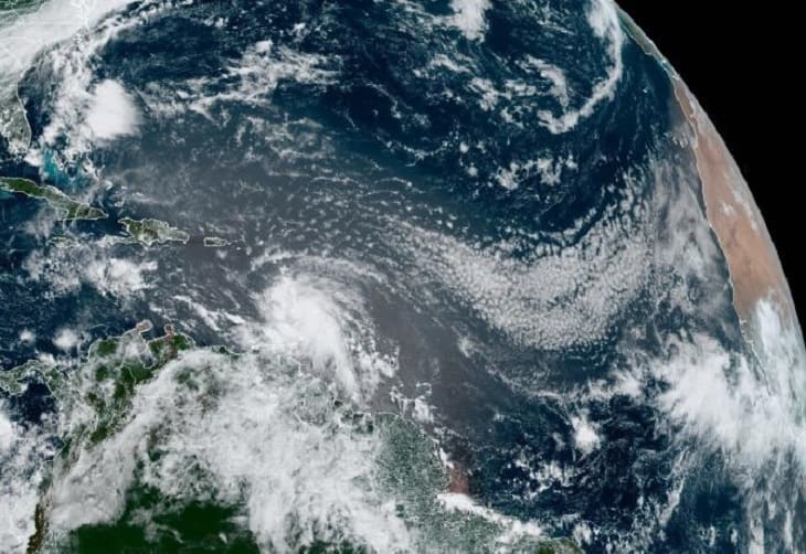 El huracán Elsa se intensifica en su avance por el este del Caribe