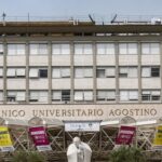 El papa, operado con éxito de un problema de colon (1)
